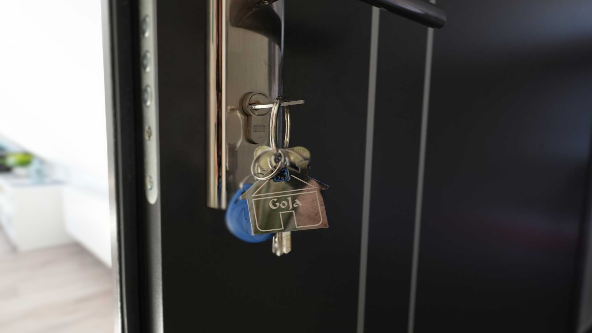 ferienwohnung-bad-koenigshofen-schluessel-anreise-goja Schlüssel mit GoJa-Schlüsselanhänger in der Tür einer Ferienwohnung in Bad Königshofen – Ankunftsdetail der Unterkunft.