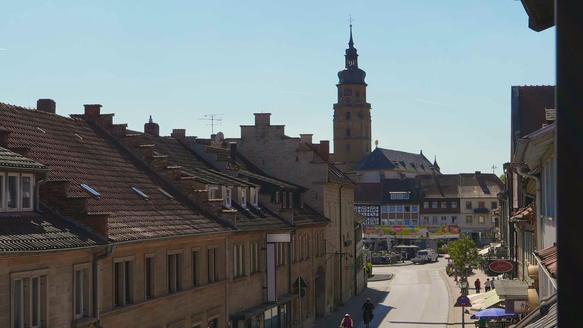bad-koenigshofen-altstadt-marktplatz-stadtturm Altstadt von Bad Königshofen mit Blick auf Marktplatz und Stadtturm.