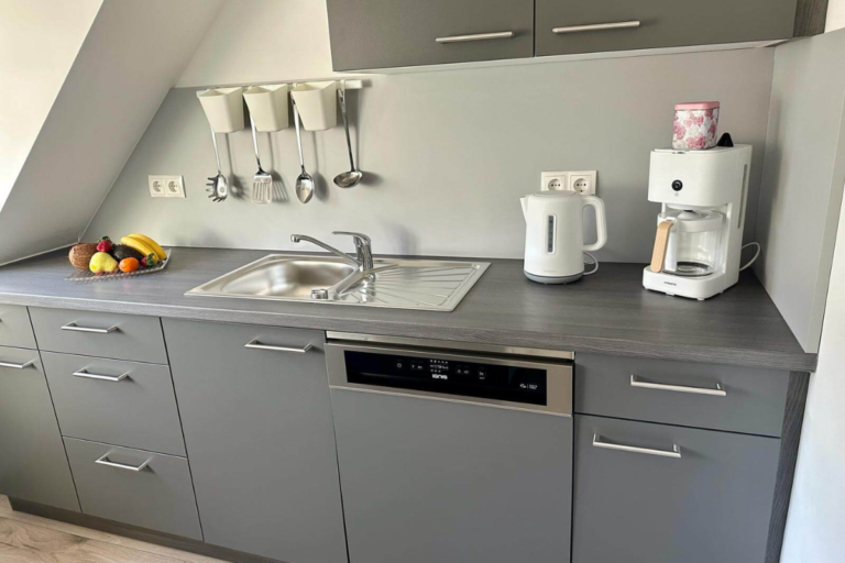 Praktische Einbauküche mit Essplatz für zwei Personen