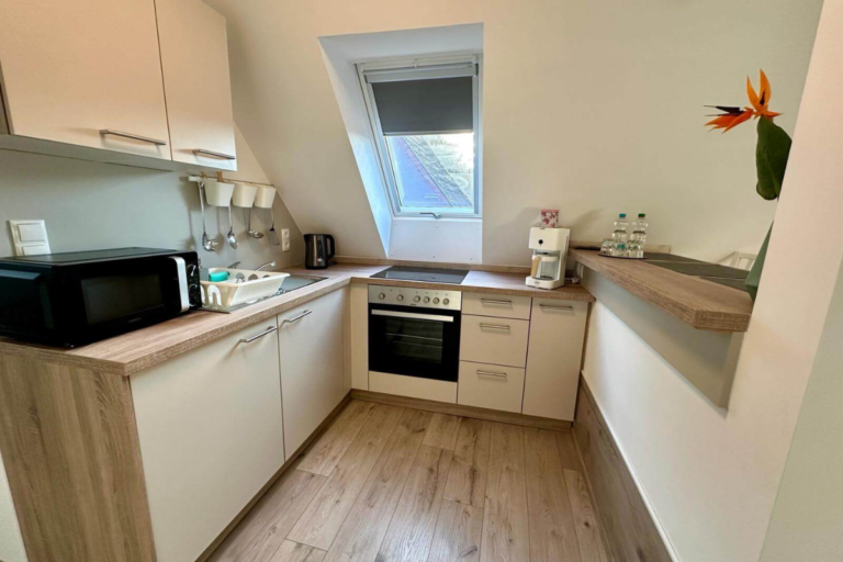 Moderne, helle Küche mit Dachfenster in der Ferienwohnung