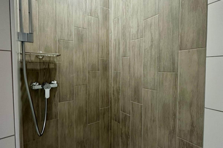 Ebenerdige Dusche unter Dachschräge in der Ferienwohnung GoJa