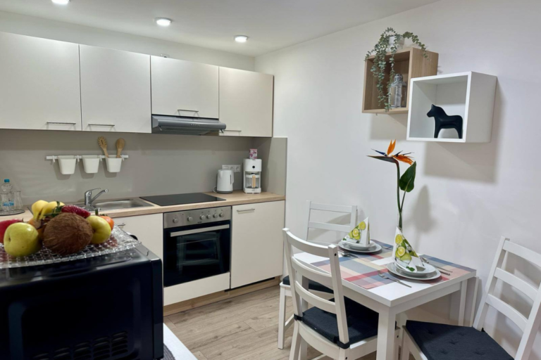 Helle, modern eingerichtete Ferienwohnung mit voll ausgestatteter Küchenzeile, Esstisch für zwei Personen